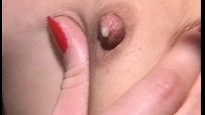 成熟的欧洲男人从年轻的少女那里接受阴部口交