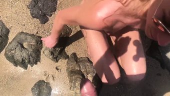 欧洲女孩享受海滩尿尿和玩耍