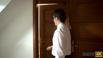老年男子在卧室里与年...