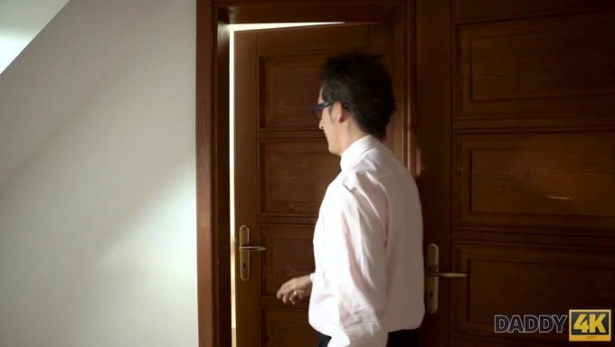 老年男子在卧室里与年轻而挑逗的女人放松身心