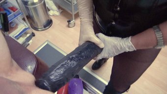 女主人用假阳具摧毁糖...