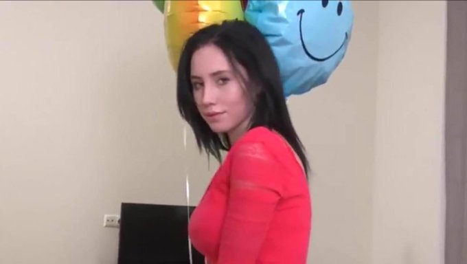 完美的丰满美女semija沉迷于自我愉悦