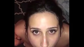 业余女孩跪在地上玩尿尿游戏