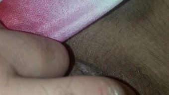 迷人的年轻女子