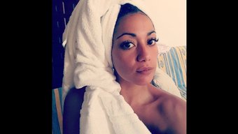 胸部丰满的棕发熟女,...