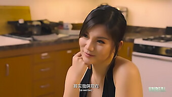 在厨房里从后面口交