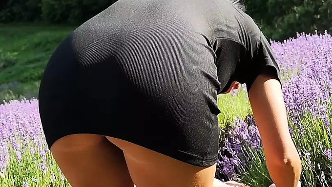 匈牙利美女在公共场合闪现她惊人的屁股和阴道