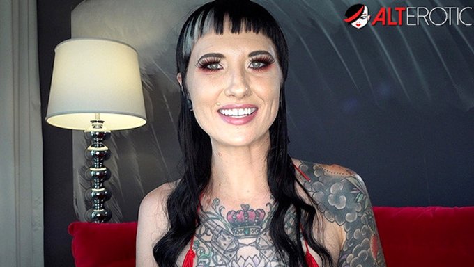 Kristi的纹身美女在高清中展示