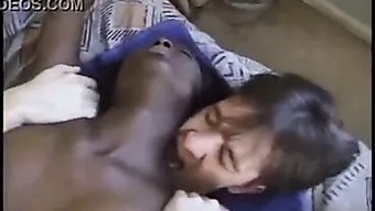 丰满的成熟女人和毛茸...