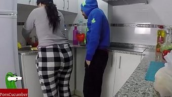 饥渴的荡妇在热辣的三...