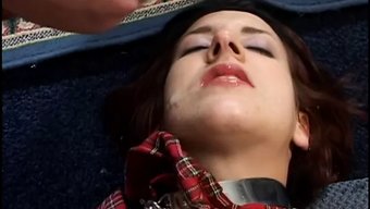 棕色头发的可爱美国女...