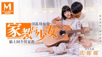 胸部丰满的亚洲学生在...