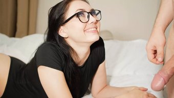 少女在混乱的口交后吞下精液