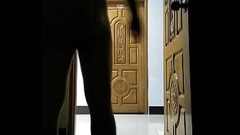 邻居的门:裸体和自豪...