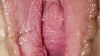 爱鸡巴的妻子在张开的...