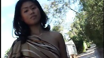 深色头发的亚洲女人从...