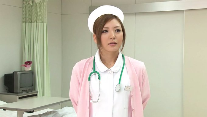 性欲高涨的病人在医院给诱人的日本护士口交
