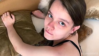 少女第一次在自制视频中淘气