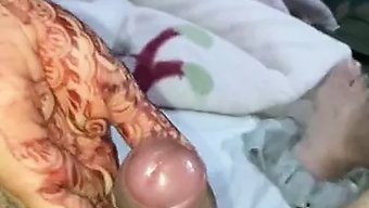 在卧室里和青少年一起...
