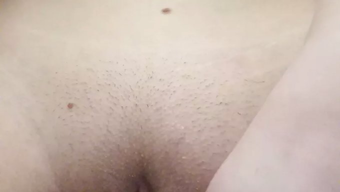 欧洲少女在公共厕所里自慰