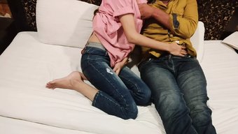 少女情侣第一次在印地...