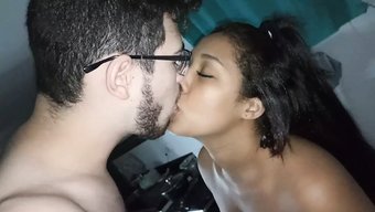 一个拥有大自然乳房和...