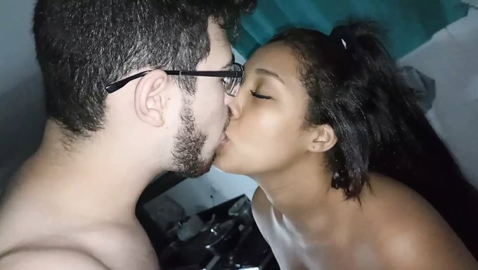 一个拥有大自然乳房和大屁股的年轻女子的自制视频