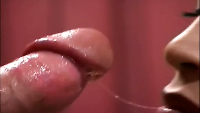 与华丽的亚洲棕发女郎的热辣性爱视频中惊人的口交技巧