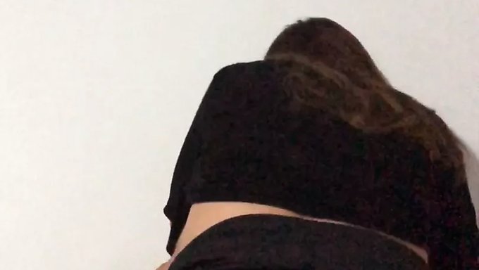 穿着内衣的性感宝贝在骑乘位上骑着鸡巴