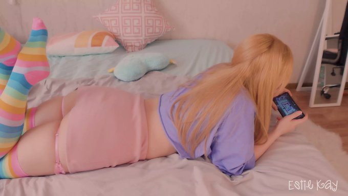 业余少女(18+)被继兄玩弄她的阴部和屁股