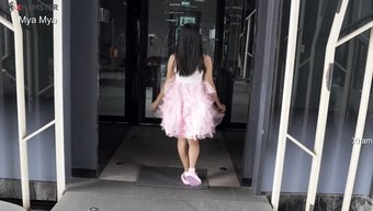 18岁的缅甸女孩享受...