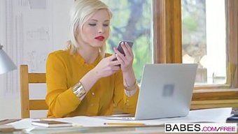 熟女和少女在办公室热...