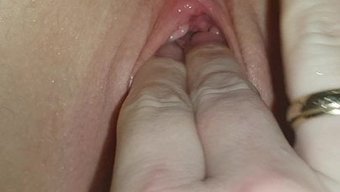 用她的大奶子和挺立的...