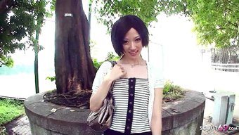 日本少女在车里被骗给...