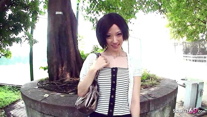 日本少女在车里被骗给不认识的男人口交