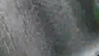 兴奋的情侣在热辣的视...