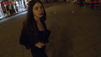 年轻女子终于体验了内...