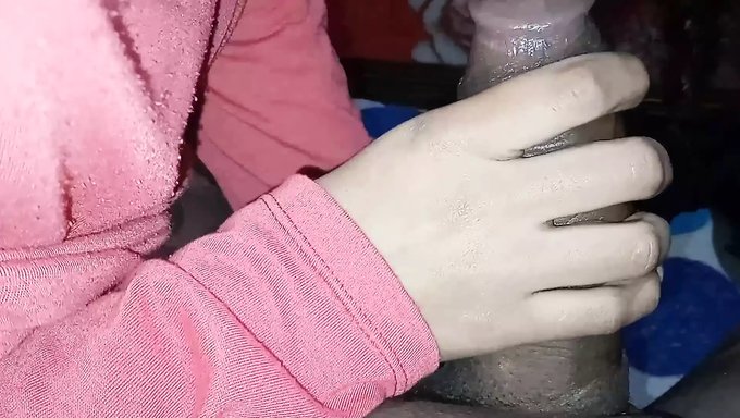 惊人的阿根廷少女在家里被她的情人内射了