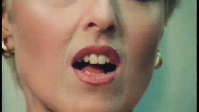 Juliet Anderson穿着经典复古丝袜被操