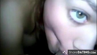 大胸部的棕发美女在p...
