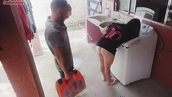白人家庭主妇在丈夫不...