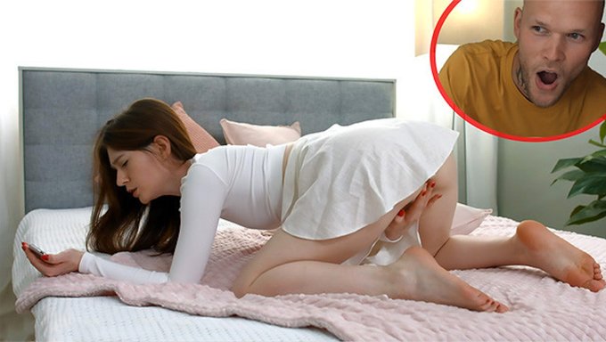 一个可爱的年轻女孩被一个男人抓到自慰。