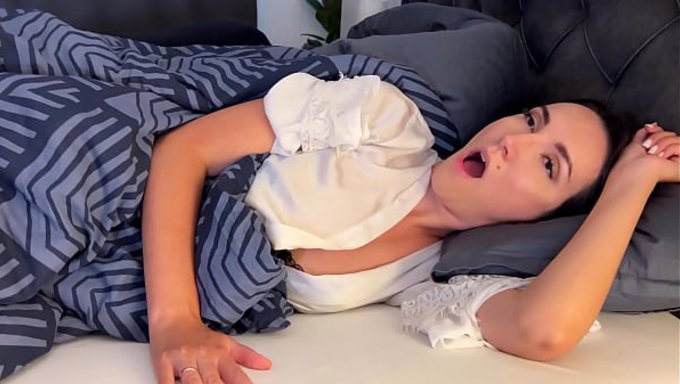 一个漂亮的女人,可能是eva Keks,她那迷人的德国魅力和黑发诱惑,和她的继子一起操。