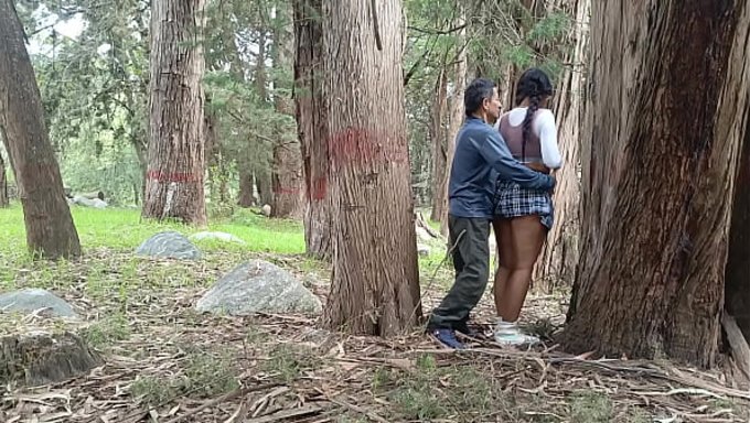 一个漂亮的女孩在田里被一个农民操了,太神奇了。