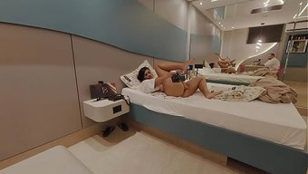 小哥撸着女友湿漉漉的...