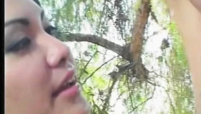 性欲旺盛的同性恋少女在户外口交并做爱