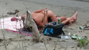 狂野而淫荡的女人沿着蛇河