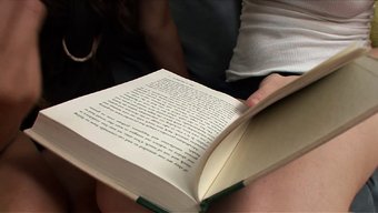 亚洲女孩用手指刺激棕...