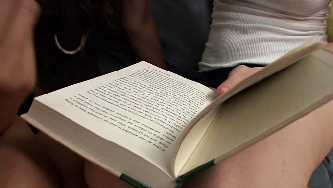 深色头发的宝贝坐在亚洲女孩身上,用手指刺激她达到高潮