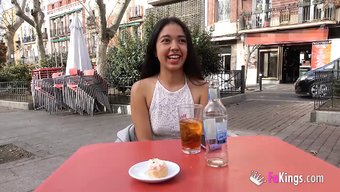 大胸部的拉丁裔少女在...